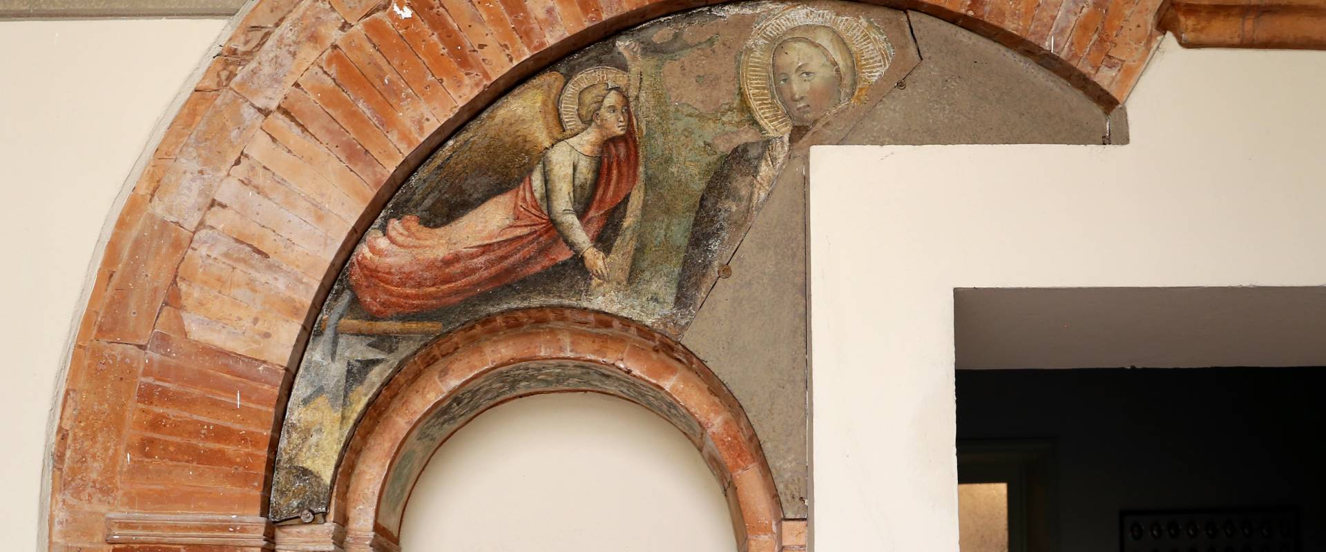 Forlì, santa maria dei servi o san pellegrino, capitolo, frammento di angelo reggicortina e madonna, xiv secolo foto di Sailko